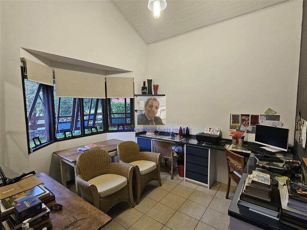 Casa de Condomínio à venda com 3 quartos, 214m² - Foto 2