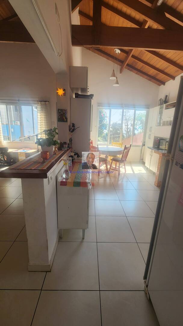 Casa de Condomínio à venda com 3 quartos, 200m² - Foto 2